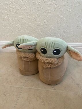 American Eagle Adult Woman Grogu Slippers